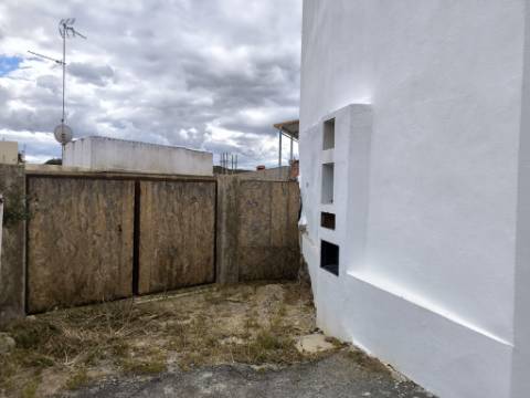 TERRENO URBANO COM 118 M² COM PROJECTO APROVADO PARA CONSTRUÇÃO DE MORADIA T2 NO CENTRO DA JUNQUEIRA - CASTRO MARIM - ALGARVE