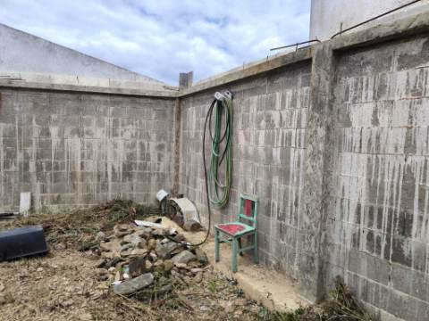 TERRENO URBANO COM 118 M² COM PROJECTO APROVADO PARA CONSTRUÇÃO DE MORADIA T2 NO CENTRO DA JUNQUEIRA - CASTRO MARIM - ALGARVE