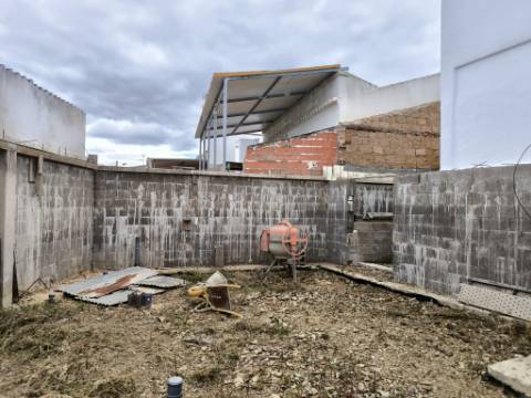 TERRENO URBANO COM 118 M² COM PROJECTO APROVADO PARA CONSTRUÇÃO DE MORADIA T2 NO CENTRO DA JUNQUEIRA - CASTRO MARIM - ALGARVE