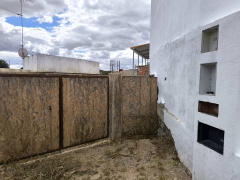 TERRENO URBANO COM 118 M² COM PROJECTO APROVADO PARA CONSTRUÇÃO DE MORADIA T2 NO CENTRO DA JUNQUEIRA - CASTRO MARIM - ALGARVE