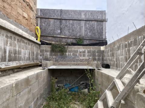 TERRENO URBANO COM 118 M² COM PROJECTO APROVADO PARA CONSTRUÇÃO DE MORADIA T2 NO CENTRO DA JUNQUEIRA - CASTRO MARIM - ALGARVE