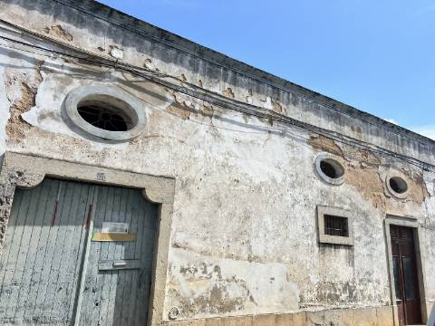 **Edifício Devoluto no Centro de Olhão para Construção de Prédio - Oportunidade de Investimento Premium**