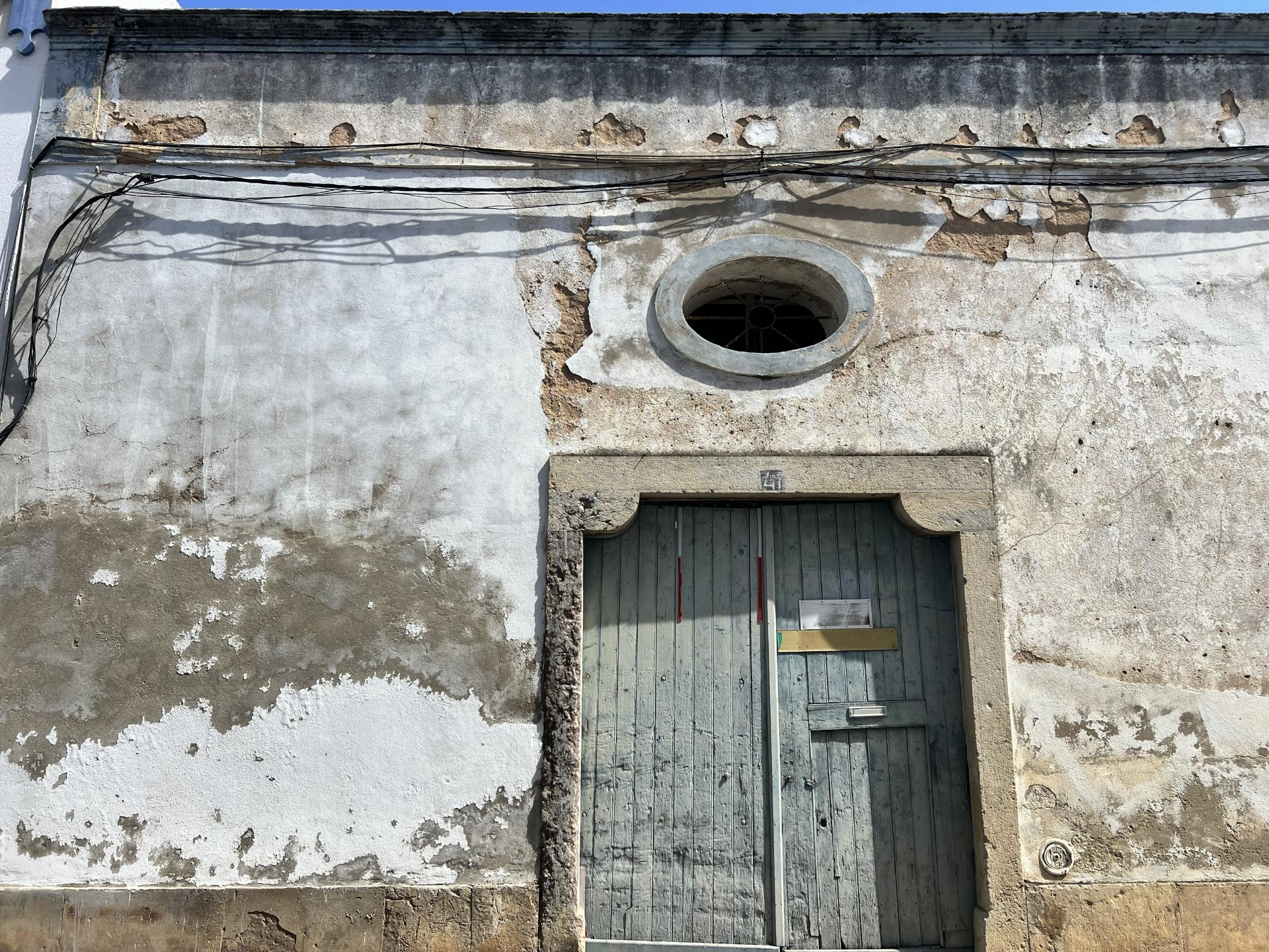 **Edifício Devoluto no Centro de Olhão para Construção de Prédio - Oportunidade de Investimento Premium**