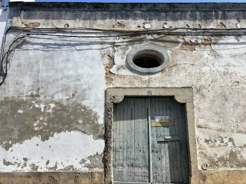 **Edifício Devoluto no Centro de Olhão para Construção de Prédio - Oportunidade de Investimento Premium**