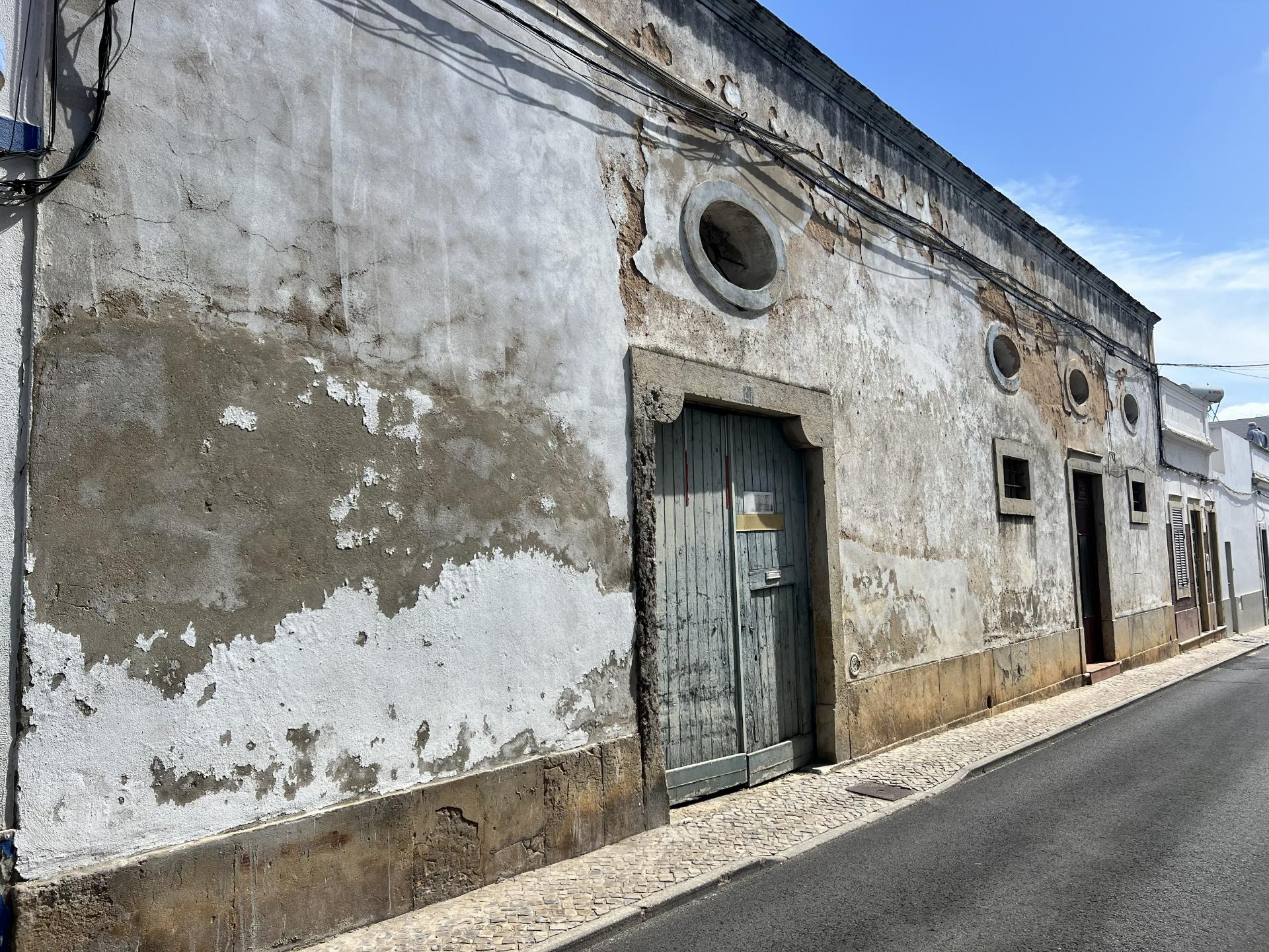 **Edifício Devoluto no Centro de Olhão para Construção de Prédio - Oportunidade de Investimento Premium**