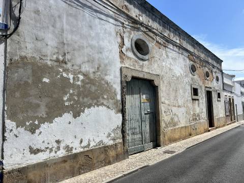 **Edifício Devoluto no Centro de Olhão para Construção de Prédio - Oportunidade de Investimento Premium**