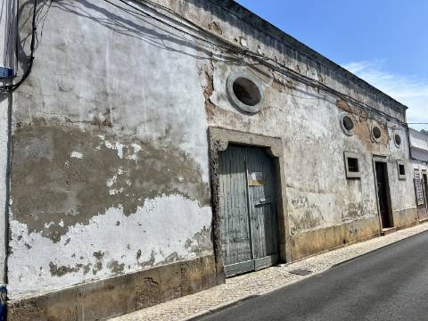 **Edifício Devoluto no Centro de Olhão para Construção de Prédio - Oportunidade de Investimento Premium**