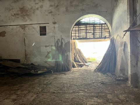 **Edifício Devoluto no Centro de Olhão para Construção de Prédio - Oportunidade de Investimento Premium**