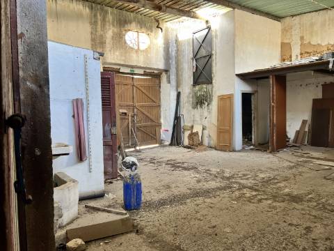 **Edifício Devoluto no Centro de Olhão para Construção de Prédio - Oportunidade de Investimento Premium**
