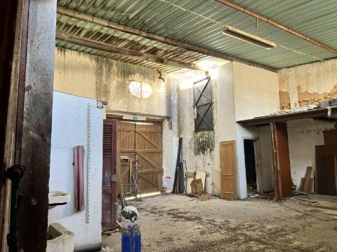 **Edifício Devoluto no Centro de Olhão para Construção de Prédio - Oportunidade de Investimento Premium**