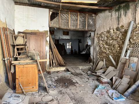 **Edifício Devoluto no Centro de Olhão para Construção de Prédio - Oportunidade de Investimento Premium**