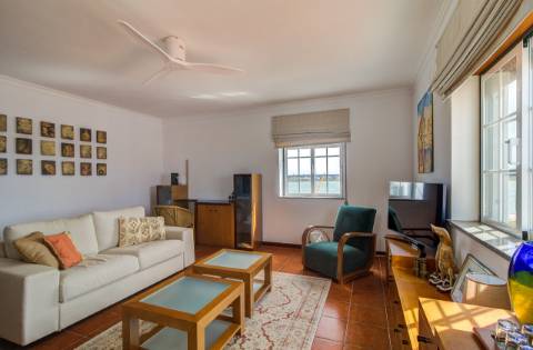 Apartamento T2 com vistas panorâmicas sobre o rio e o oceano