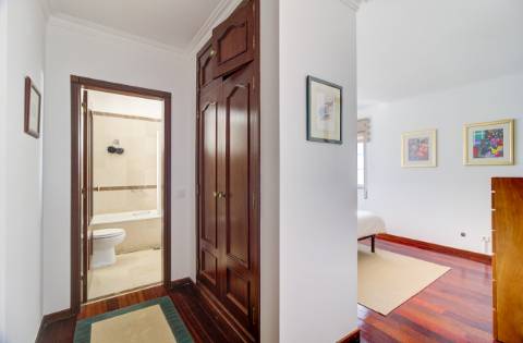 Apartamento T2 com vistas panorâmicas sobre o rio e o oceano