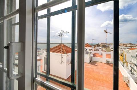 Apartamento T2 com vistas panorâmicas sobre o rio e o oceano