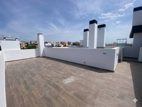 Apartamento T1 em Olhão, com terraço privativo e piscina.