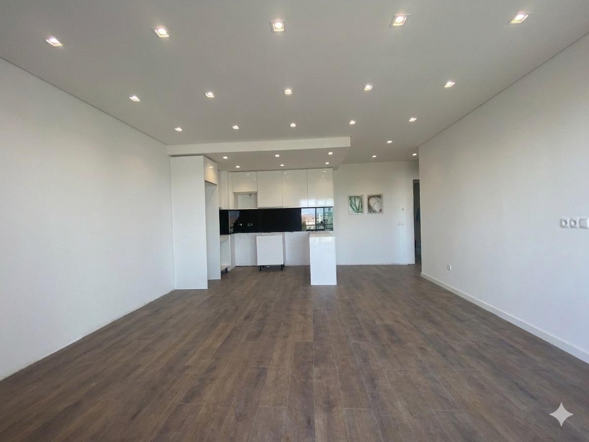 Apartamento T1 em Olhão, com terraço privativo e piscina.