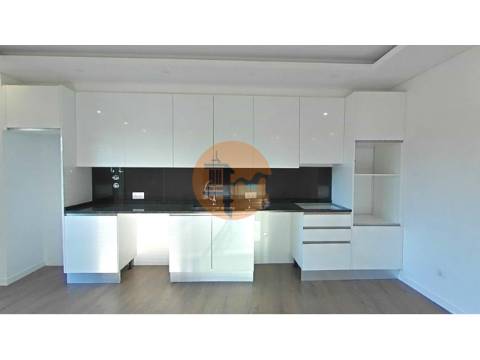 Apartamento T1 em Olhão, com terraço privativo e piscina.