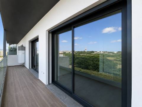 Apartamento T1 em Olhão, com terraço privativo e piscina.