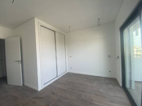 Apartamento T1 em Olhão, com terraço privativo e piscina.