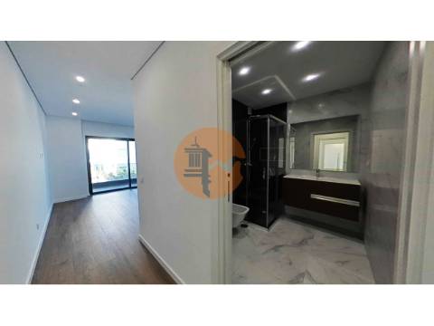 Apartamento T1 em Olhão, com terraço privativo e piscina.