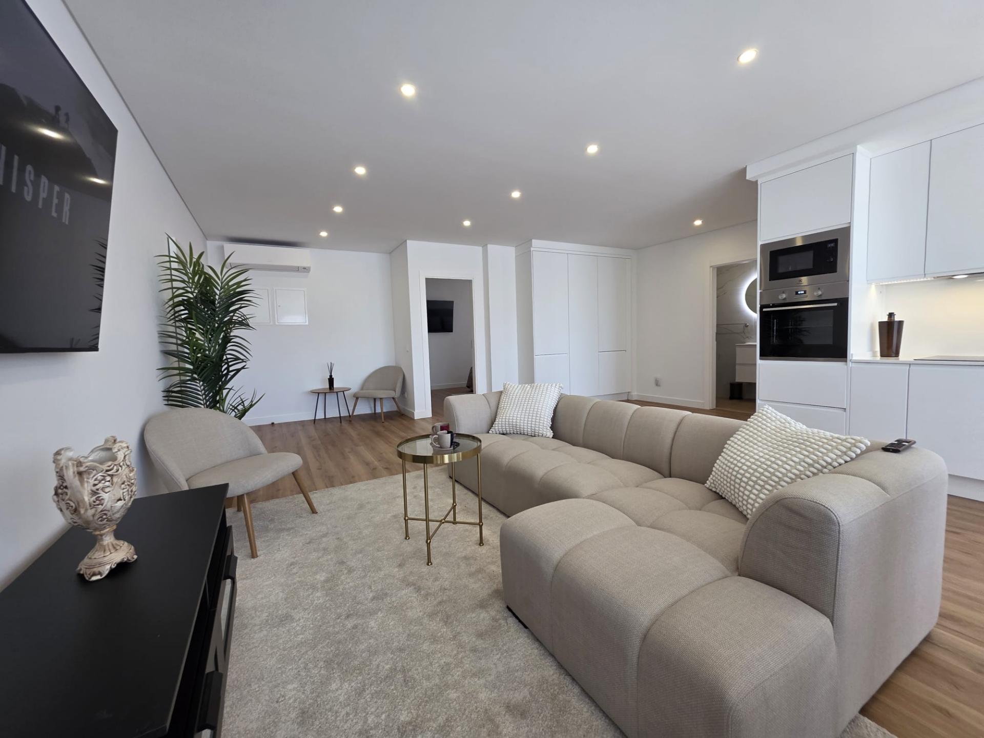 Apartamento T2 novo com garagem box no centro de Olhão.