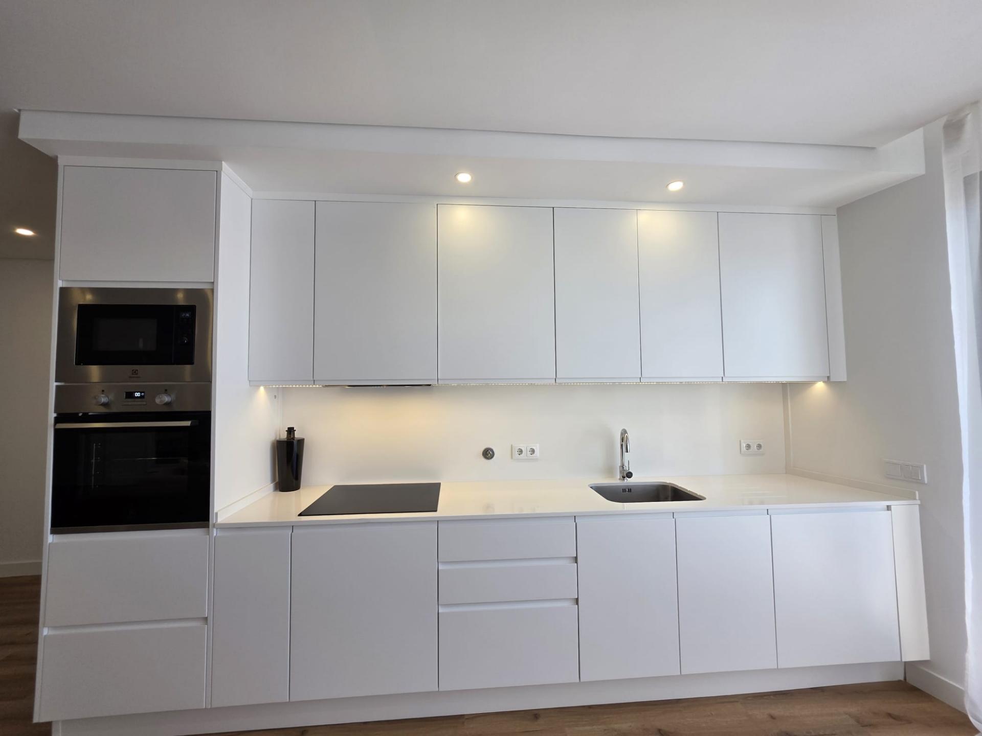 Apartamento T2 novo com garagem box no centro de Olhão.