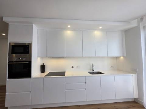 Apartamento T2 novo com garagem box no centro de Olhão.