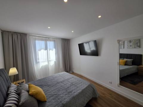 Apartamento T2 novo com garagem box no centro de Olhão.