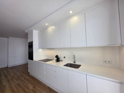 Apartamento T2 novo com garagem box no centro de Olhão.