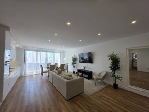 Apartamento T2 novo com garagem box no centro de Olhão.