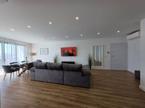 Apartamento T2 novo com garagem box no centro de Olhão.