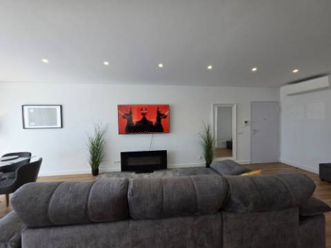 Apartamento T2 novo com garagem box no centro de Olhão.