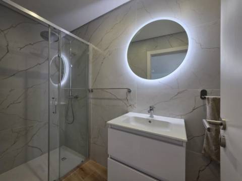 Apartamento T2 novo com garagem box no centro de Olhão.