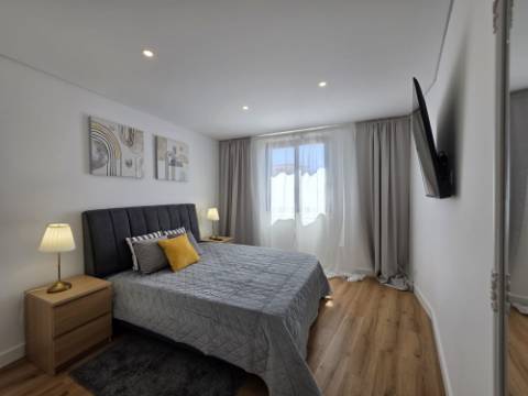 Apartamento T2 novo com garagem box no centro de Olhão.