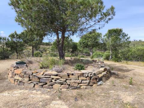 TERRENO COM 56.950 M2 - COM FURO - DEPOSITO DE ÁGUA - VISTA MAR - EM V. N. CACELA - VRSA - ALGARVE