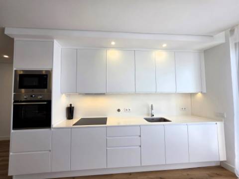Apartamento T2 Novo com Garagem em Box e Elevador no Centro da Cidade - Excelente Localização e Acabamentos Modernos!