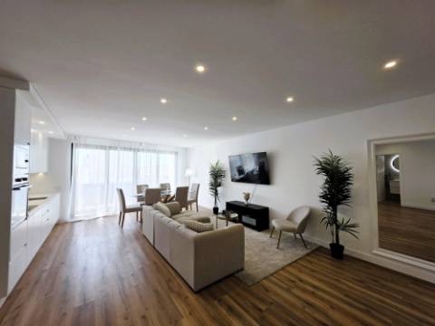 Apartamento T2 Novo com Garagem em Box e Elevador no Centro da Cidade - Excelente Localização e Acabamentos Modernos!