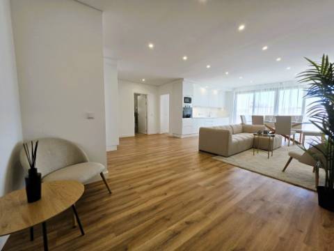 Apartamento T2 Novo com Garagem em Box e Elevador no Centro da Cidade - Excelente Localização e Acabamentos Modernos!