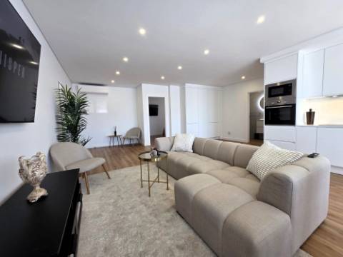 Apartamento T2 Novo com Garagem em Box e Elevador no Centro da Cidade - Excelente Localização e Acabamentos Modernos!