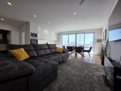 Apartamento T2 Novo com Garagem em Box e Elevador no Centro da Cidade - Excelente Localização e Acabamentos Modernos!