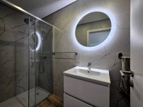 Apartamento T2 Novo com Garagem em Box e Elevador no Centro da Cidade - Excelente Localização e Acabamentos Modernos!