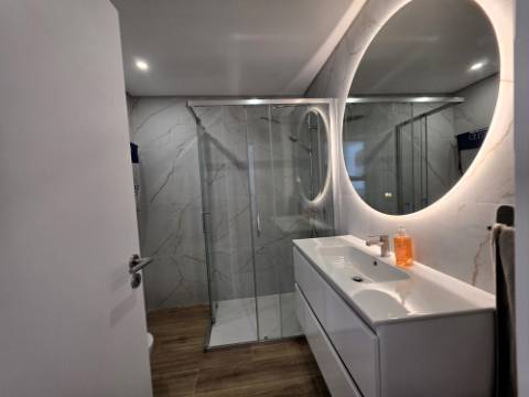 Apartamento T2 Novo com Garagem em Box e Elevador no Centro da Cidade - Excelente Localização e Acabamentos Modernos!