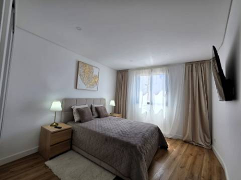 Apartamento T2 Novo com Garagem em Box e Elevador no Centro da Cidade - Excelente Localização e Acabamentos Modernos!