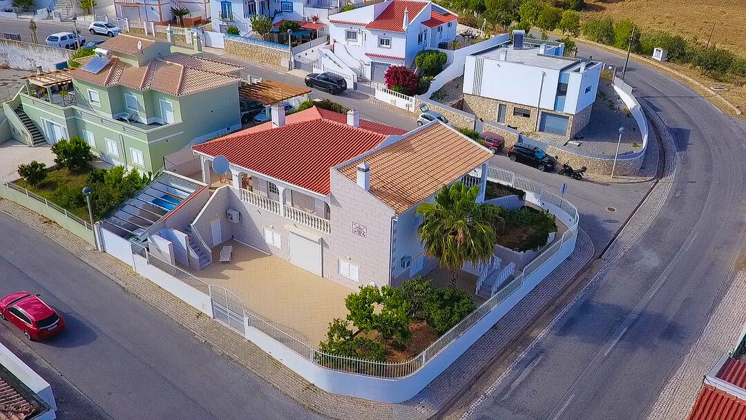 Elegante moradia T3 totalmente mobilada, com garagem privativa, amplos terraços, zona de BBQ, cave versátil e jardins envolventes pensada para quem valoriza conforto e qualidade de vida.