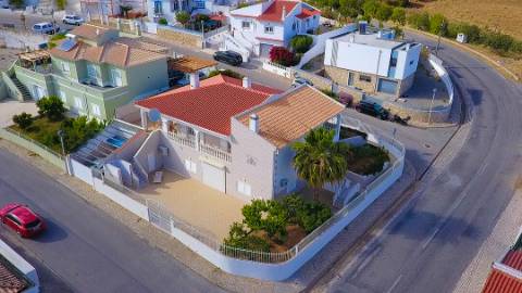 Elegante moradia T3 totalmente mobilada, com garagem privativa, amplos terraços, zona de BBQ, cave versátil e jardins envolventes pensada para quem valoriza conforto e qualidade de vida.