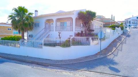 Elegante moradia T3 totalmente mobilada, com garagem privativa, amplos terraços, zona de BBQ, cave versátil e jardins envolventes pensada para quem valoriza conforto e qualidade de vida.