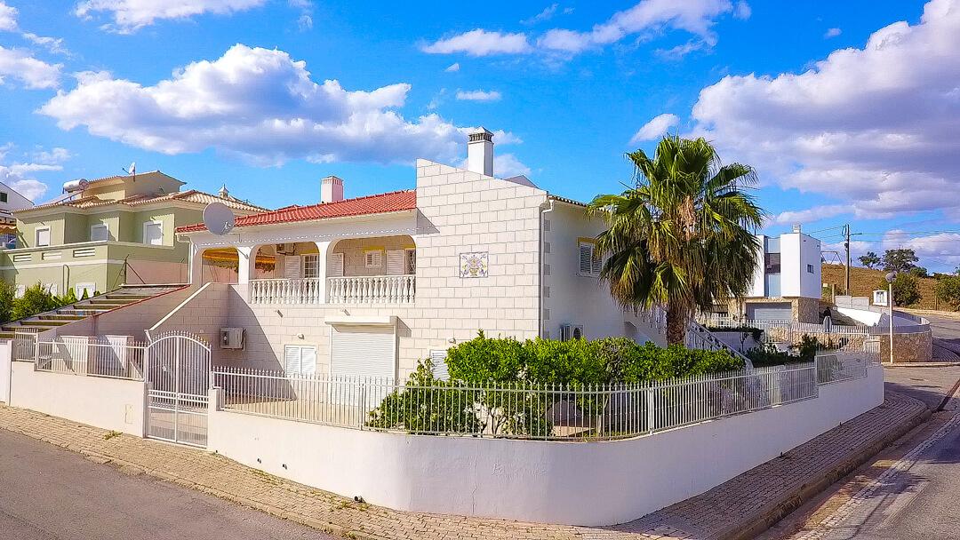Elegante moradia T3 totalmente mobilada, com garagem privativa, amplos terraços, zona de BBQ, cave versátil e jardins envolventes pensada para quem valoriza conforto e qualidade de vida.