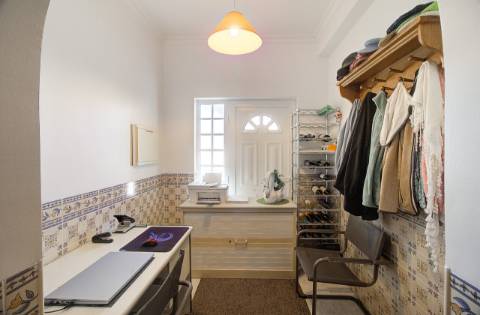 Elegante moradia T3 totalmente mobilada, com garagem privativa, amplos terraços, zona de BBQ, cave versátil e jardins envolventes pensada para quem valoriza conforto e qualidade de vida.