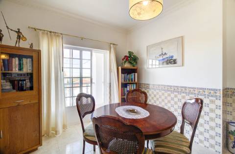 Elegante moradia T3 totalmente mobilada, com garagem privativa, amplos terraços, zona de BBQ, cave versátil e jardins envolventes pensada para quem valoriza conforto e qualidade de vida.