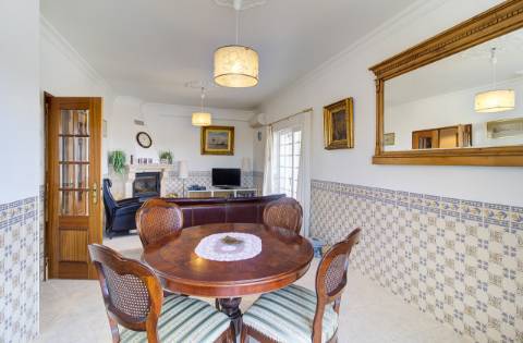 Elegante moradia T3 totalmente mobilada, com garagem privativa, amplos terraços, zona de BBQ, cave versátil e jardins envolventes pensada para quem valoriza conforto e qualidade de vida.
